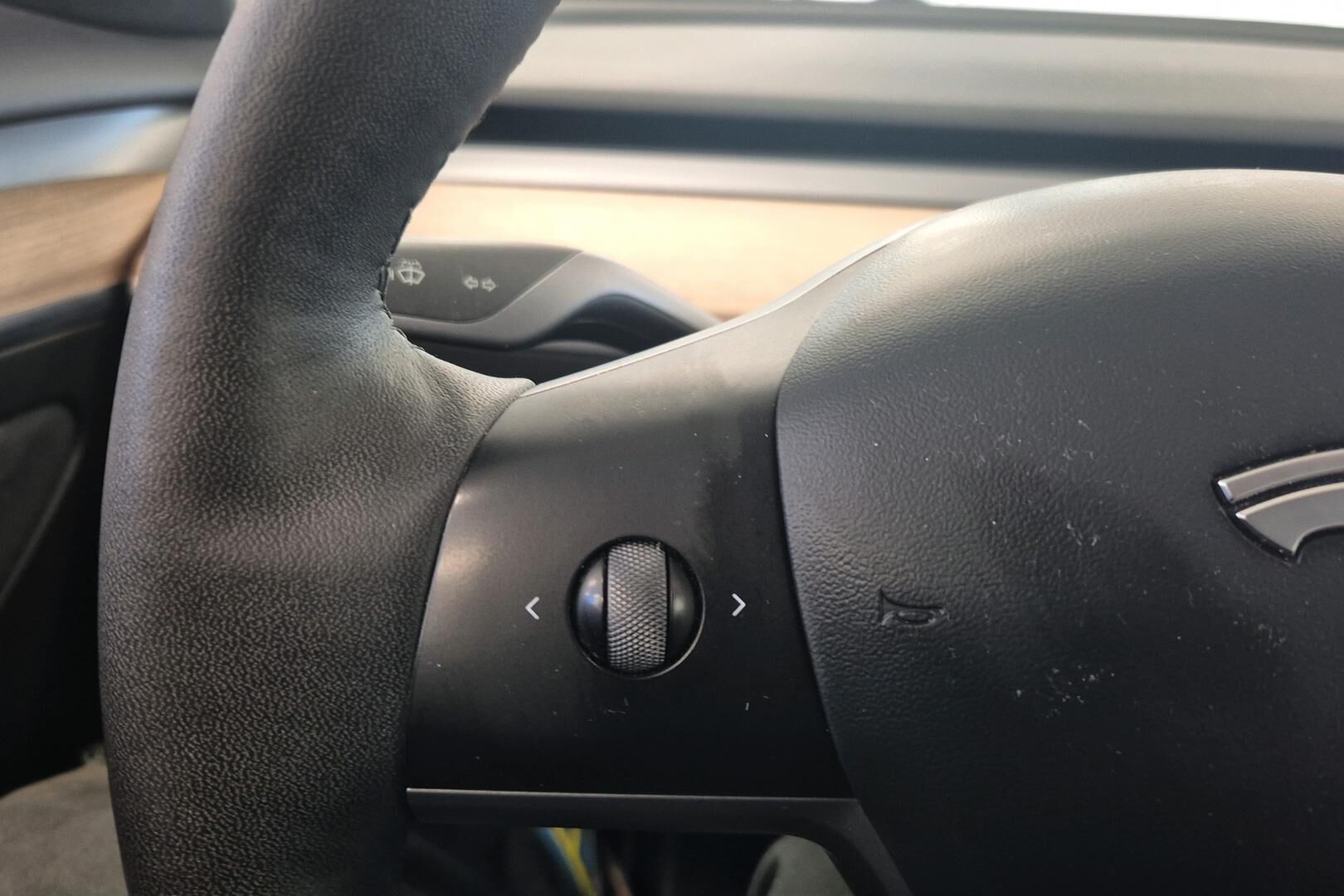 Tesla Model 3 iso kuva 22