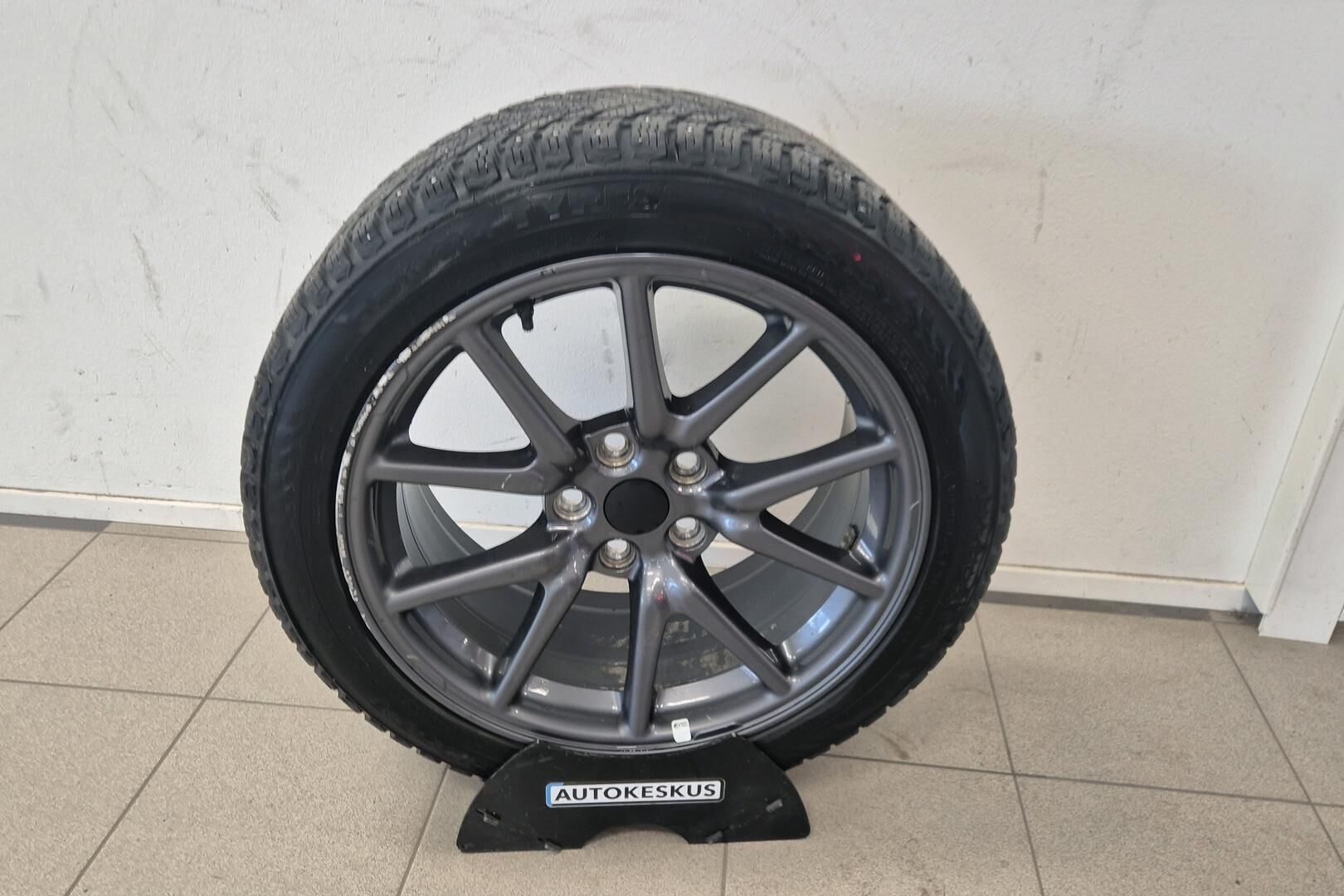 Tesla Model 3 iso kuva 17