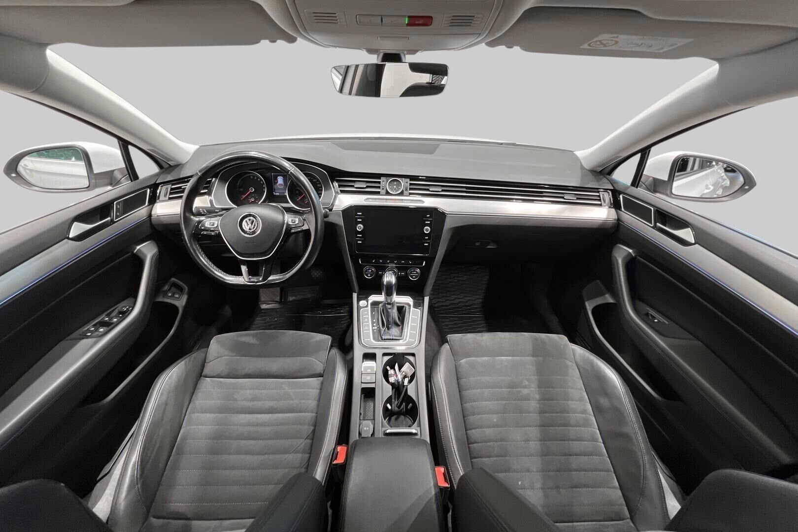 Volkswagen Passat iso kuva 11