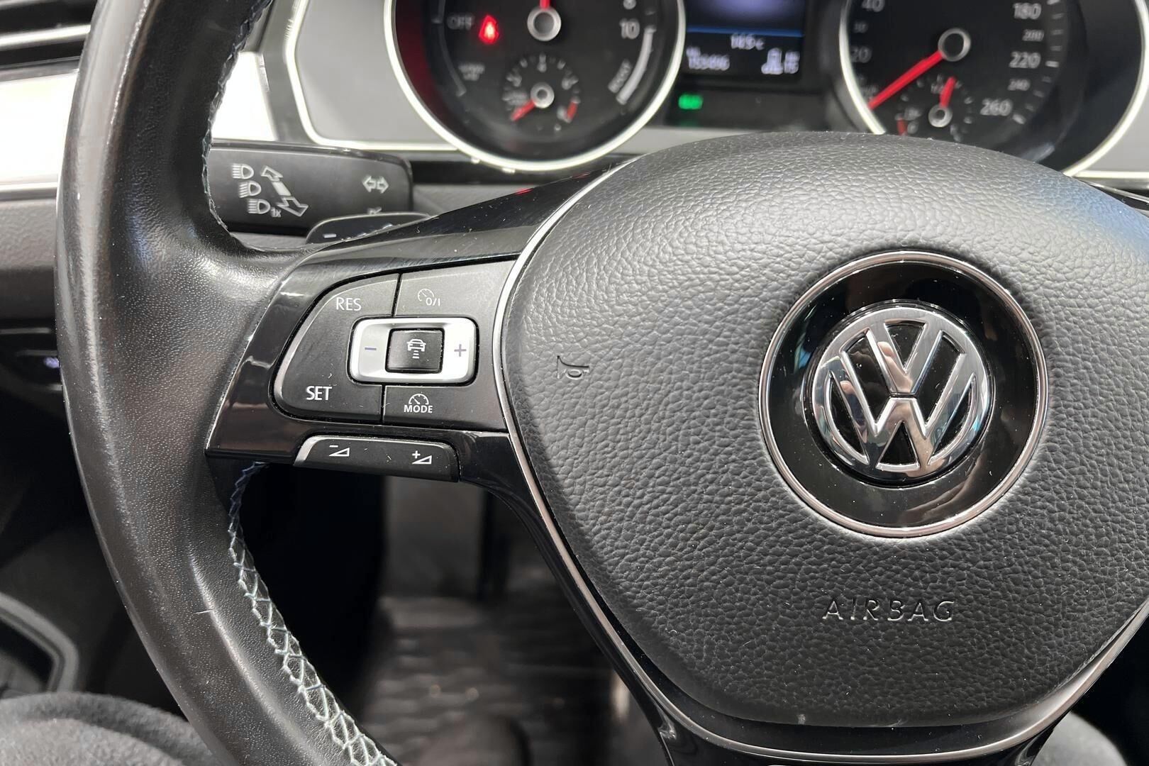 Volkswagen Passat iso kuva 25