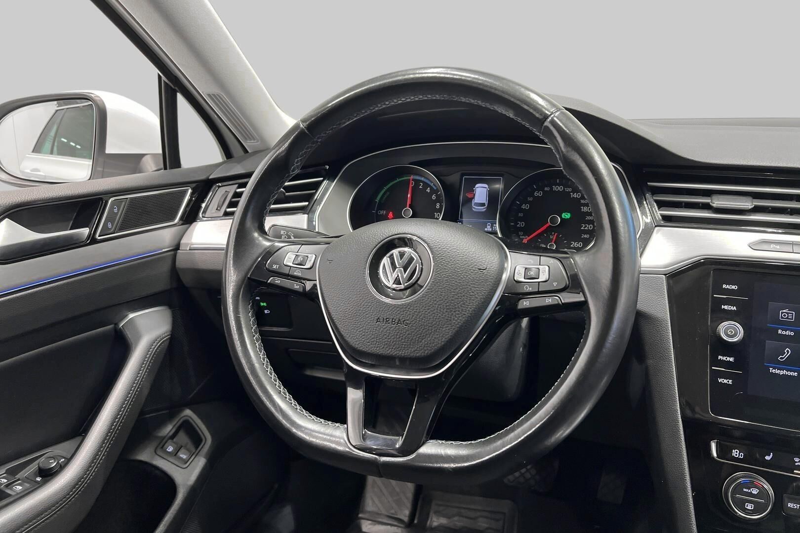 Volkswagen Passat iso kuva 32