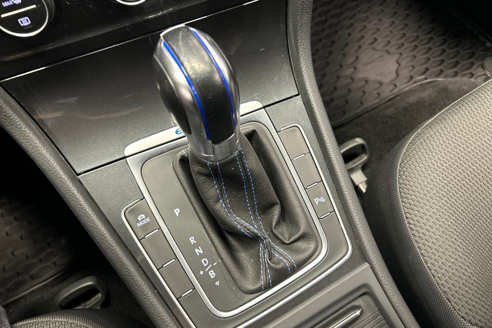 Volkswagen Golf iso kuva 19