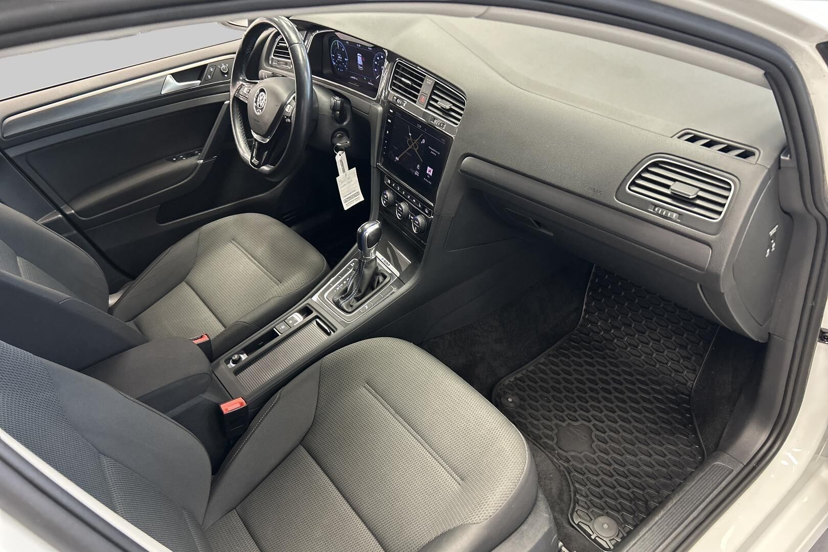 Volkswagen Golf iso kuva 29