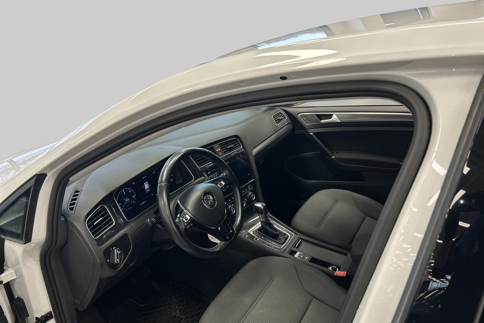 Volkswagen Golf iso kuva 8