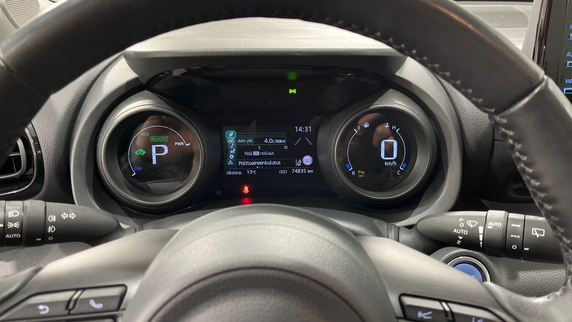 Toyota Yaris iso kuva 12