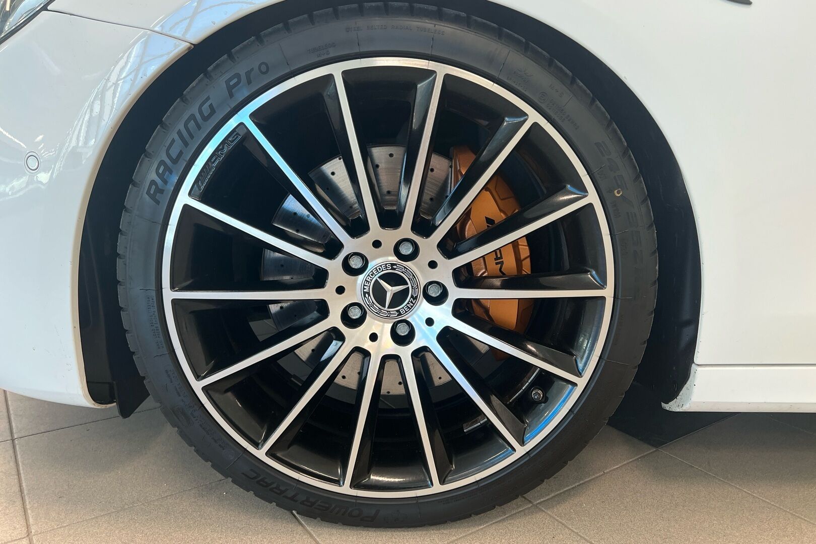 Mercedes-Benz E iso kuva 10