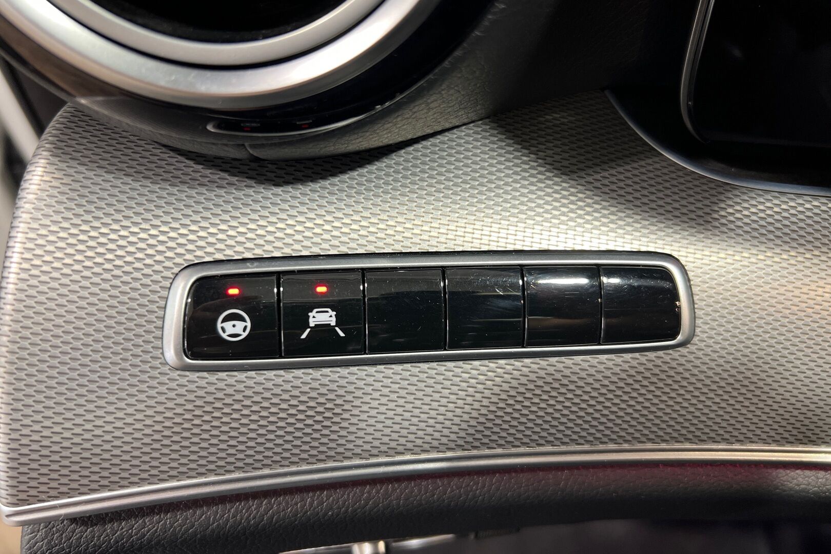 Mercedes-Benz E iso kuva 13