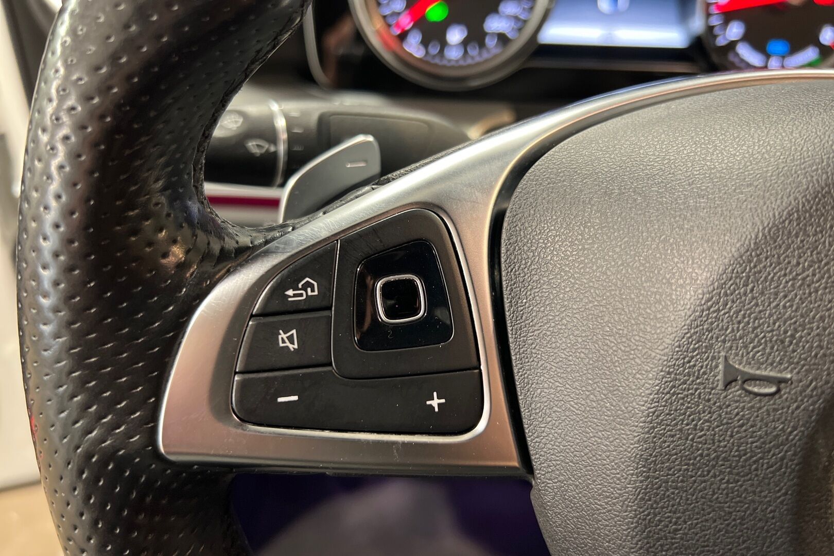 Mercedes-Benz E iso kuva 14