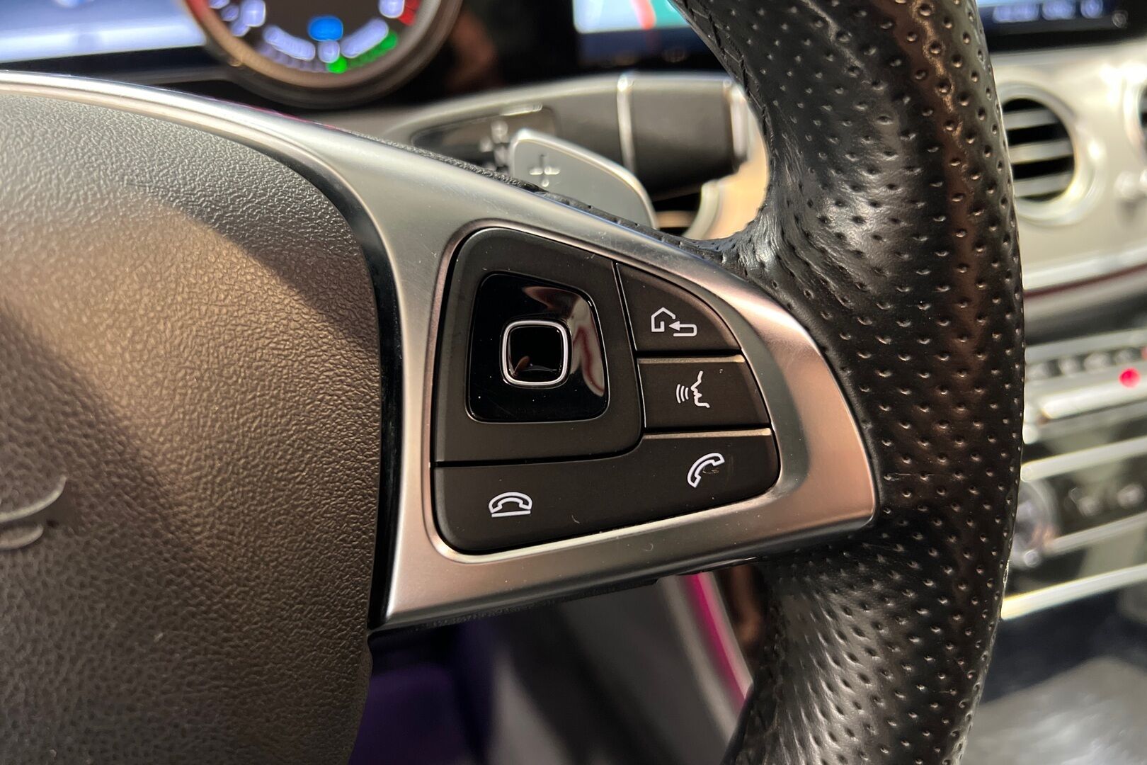 Mercedes-Benz E iso kuva 15