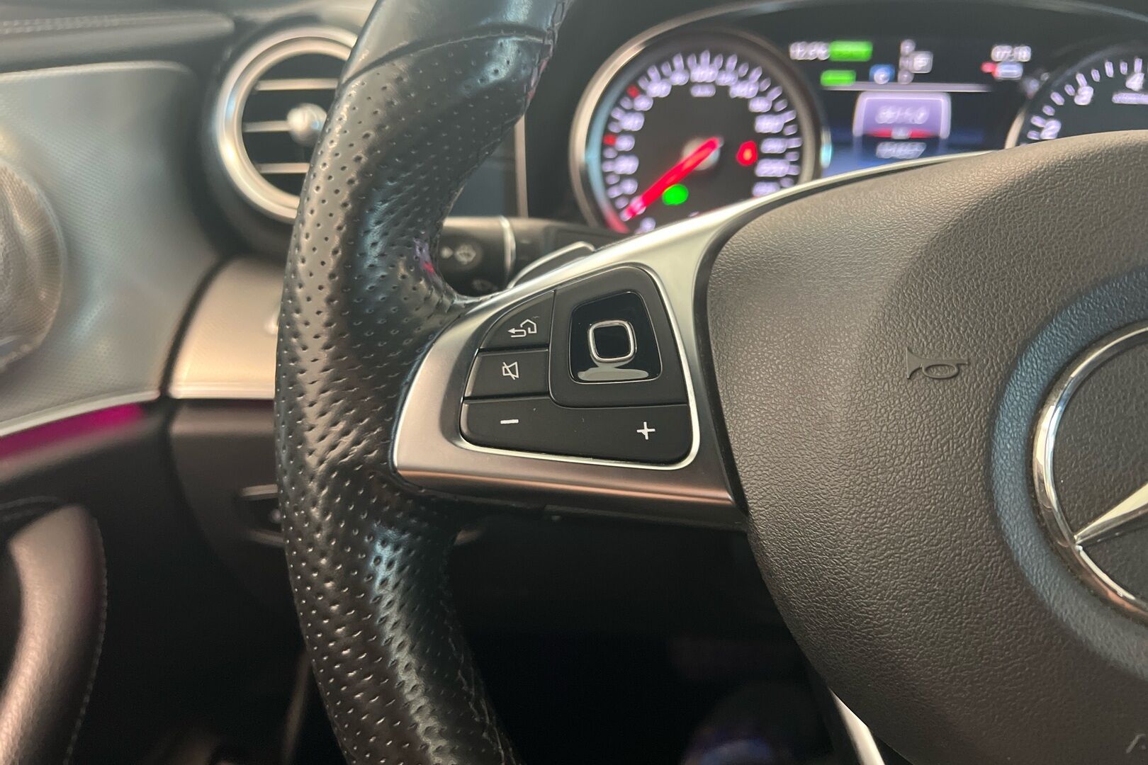 Mercedes-Benz E iso kuva 16