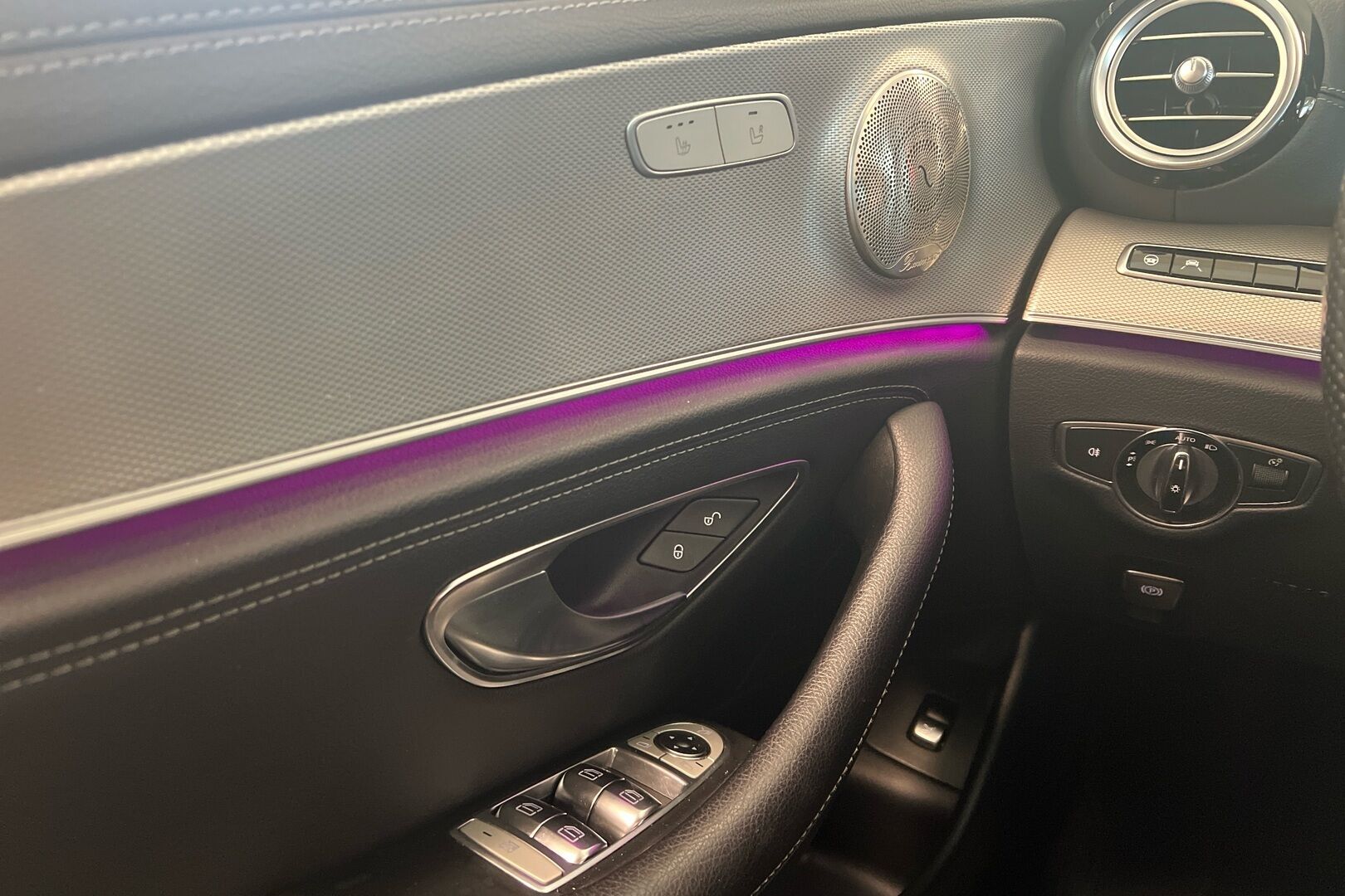 Mercedes-Benz E iso kuva 17