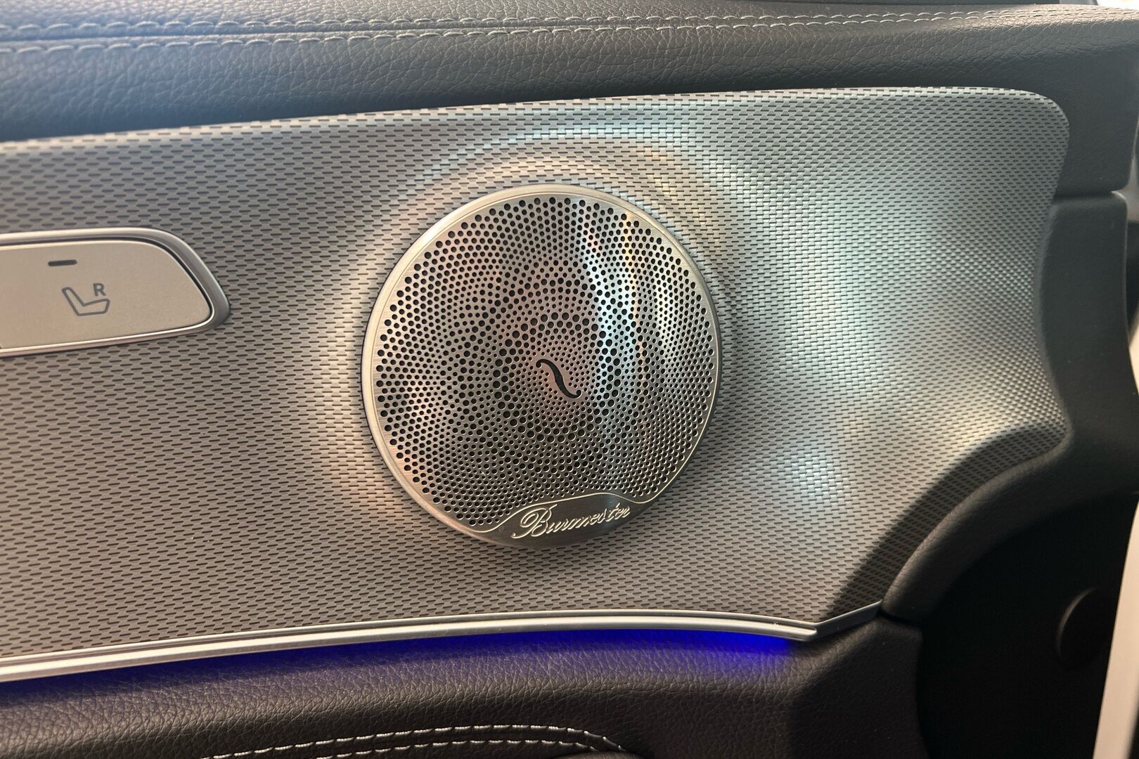 Mercedes-Benz E iso kuva 18