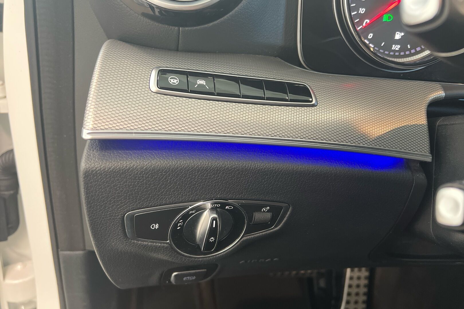 Mercedes-Benz E iso kuva 19