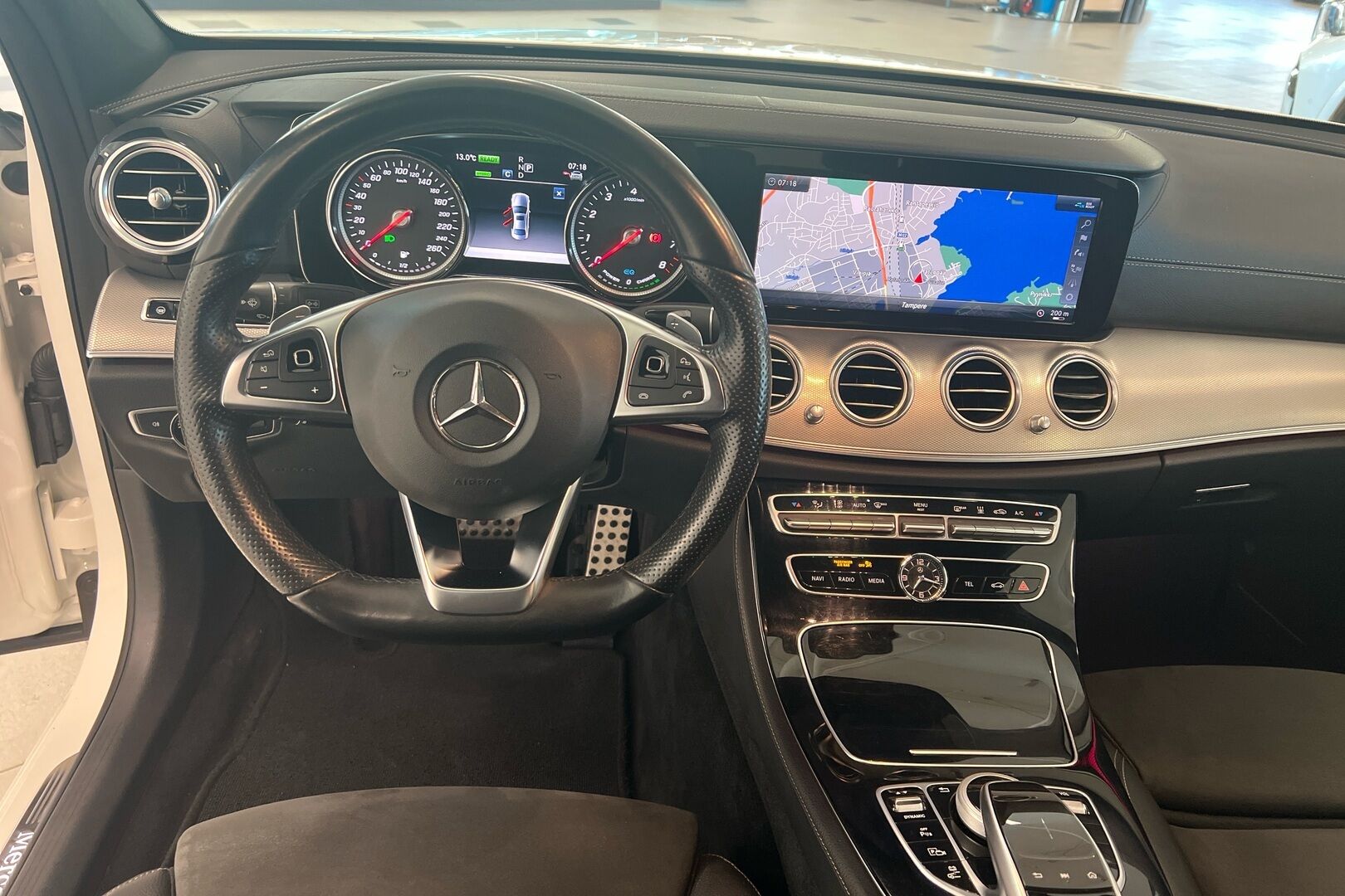 Mercedes-Benz E iso kuva 21