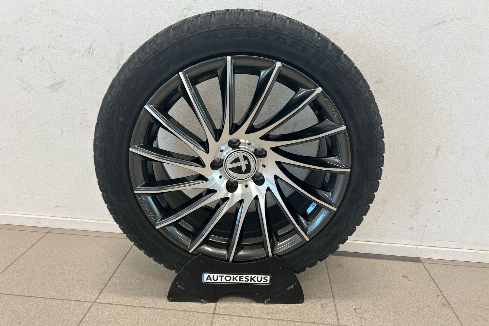 Mercedes-Benz E iso kuva 22