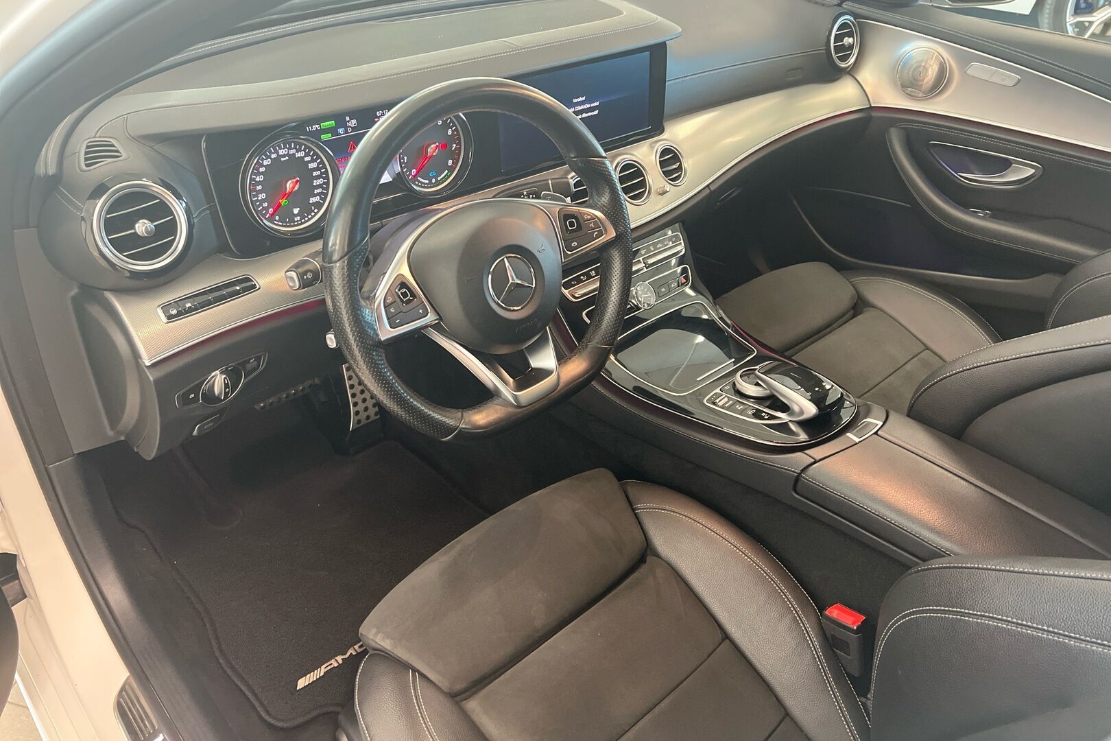 Mercedes-Benz E iso kuva 6