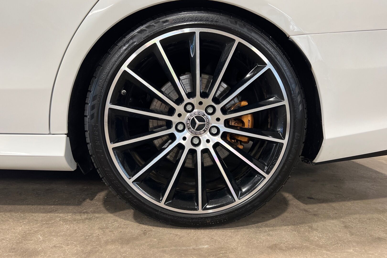 Mercedes-Benz E iso kuva 8