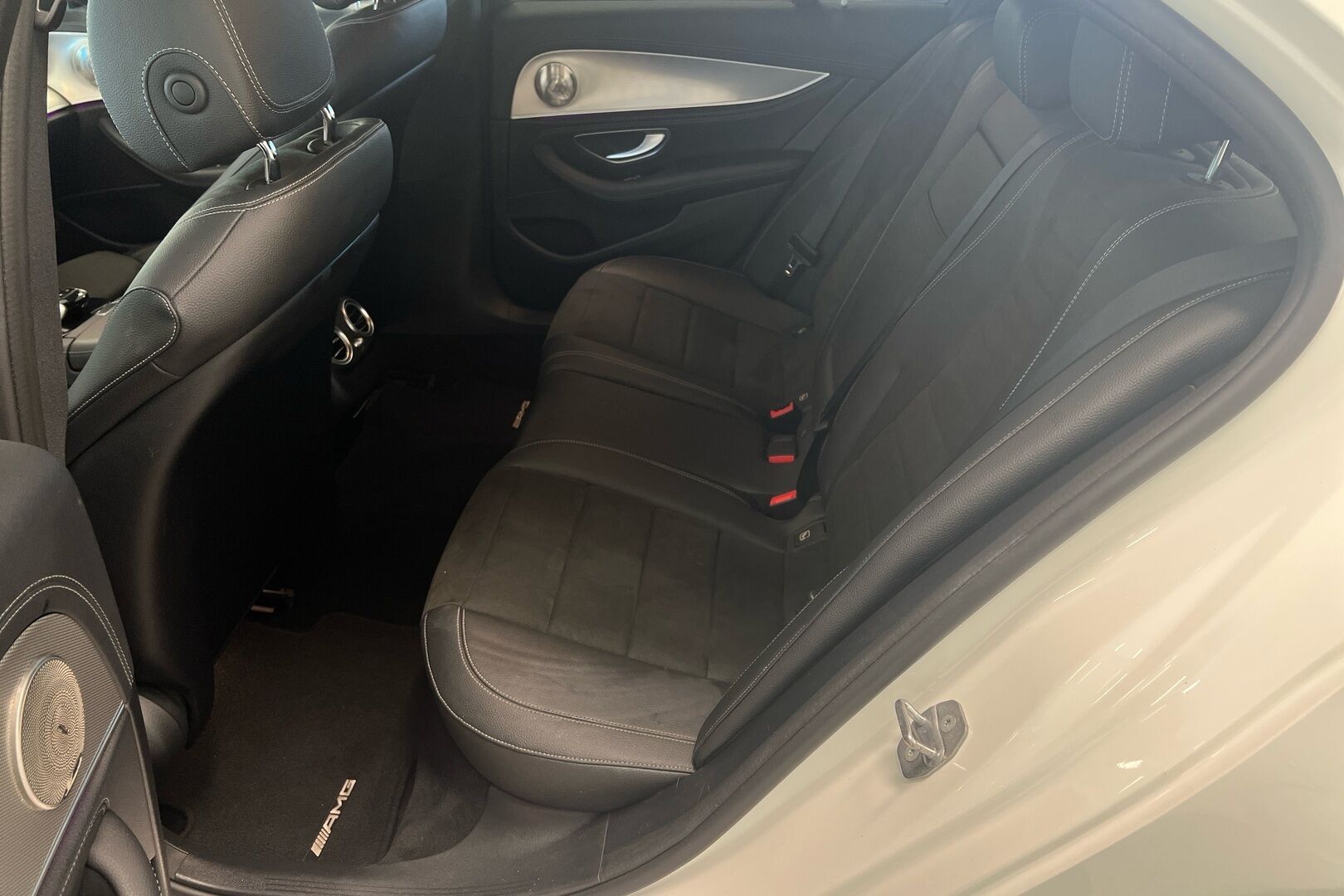 Mercedes-Benz E iso kuva 8