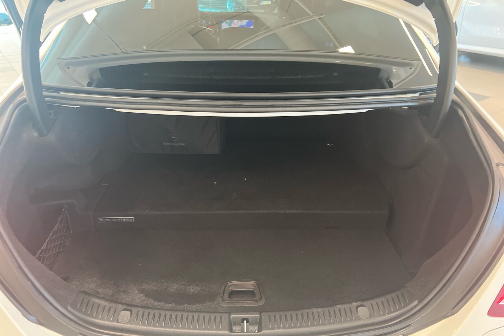Mercedes-Benz E iso kuva 9