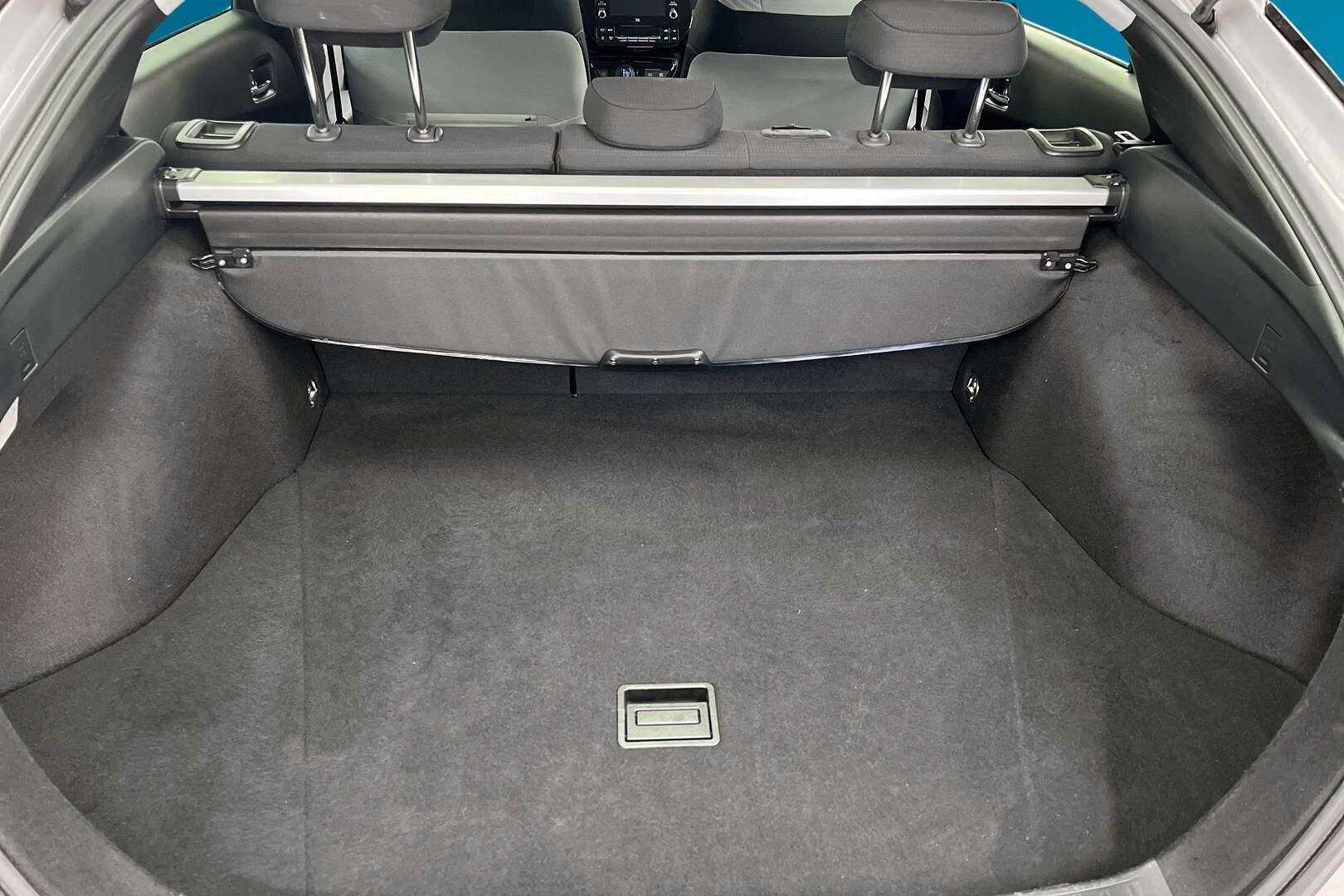 Toyota Prius iso kuva 7