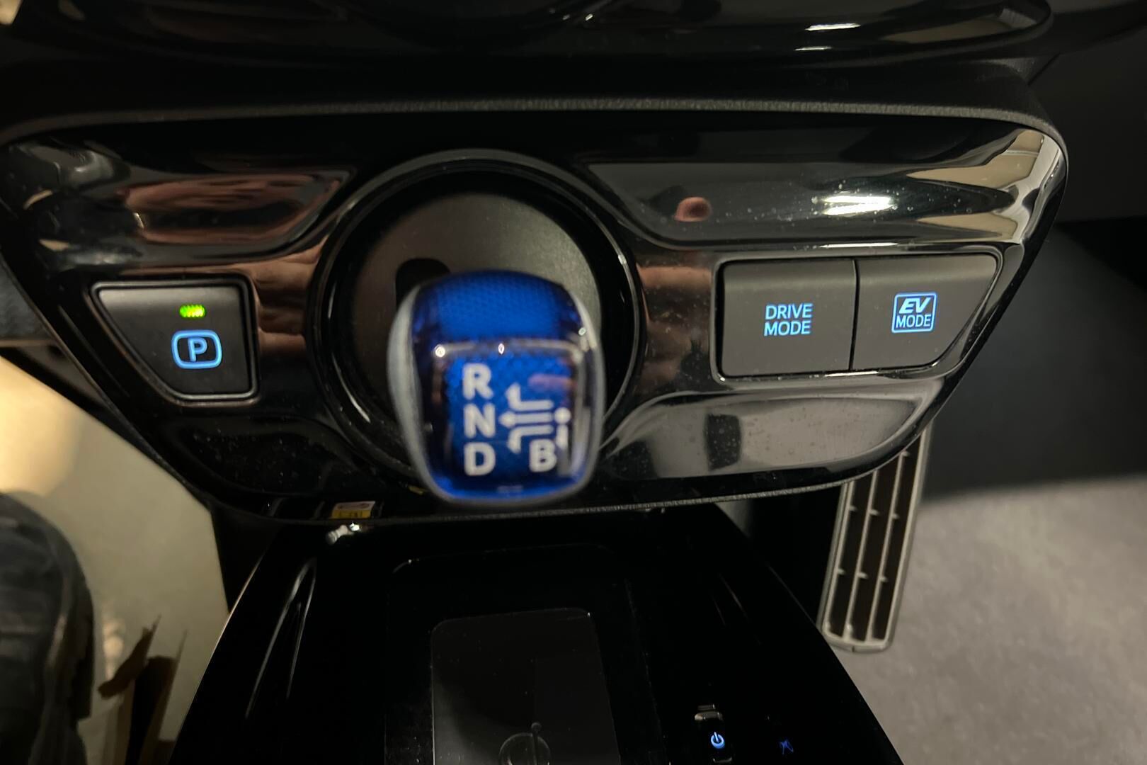 Toyota Prius iso kuva 11
