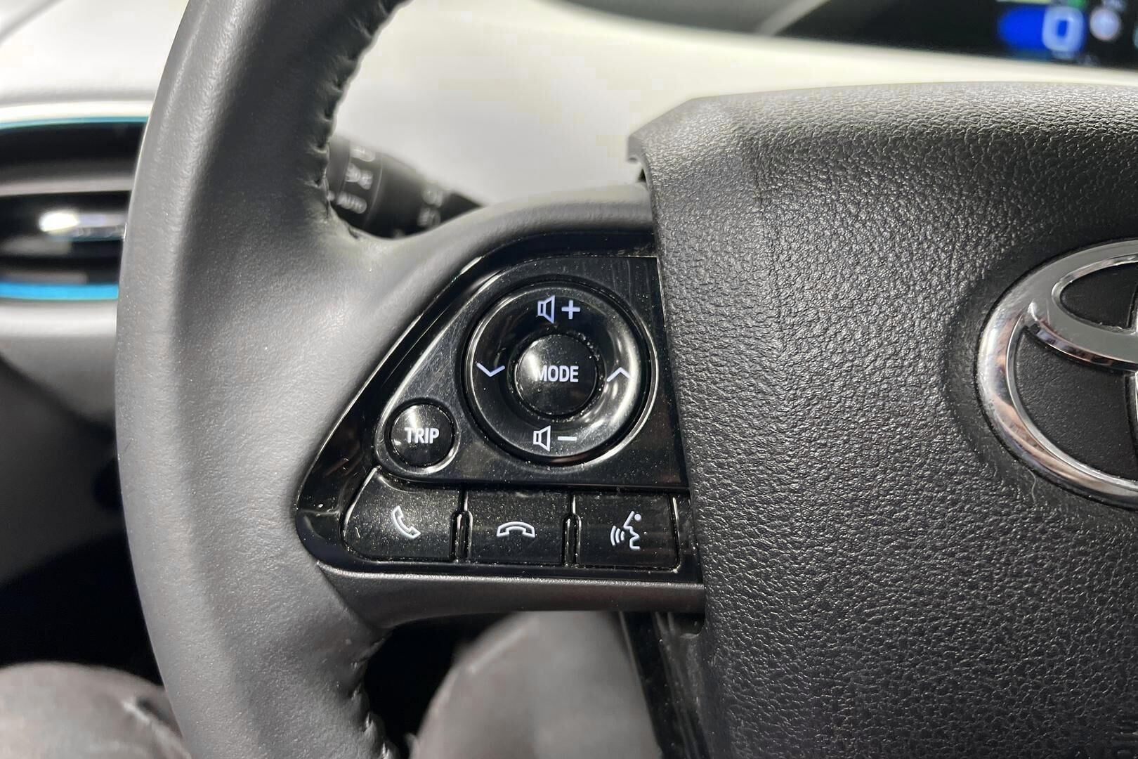Toyota Prius iso kuva 12
