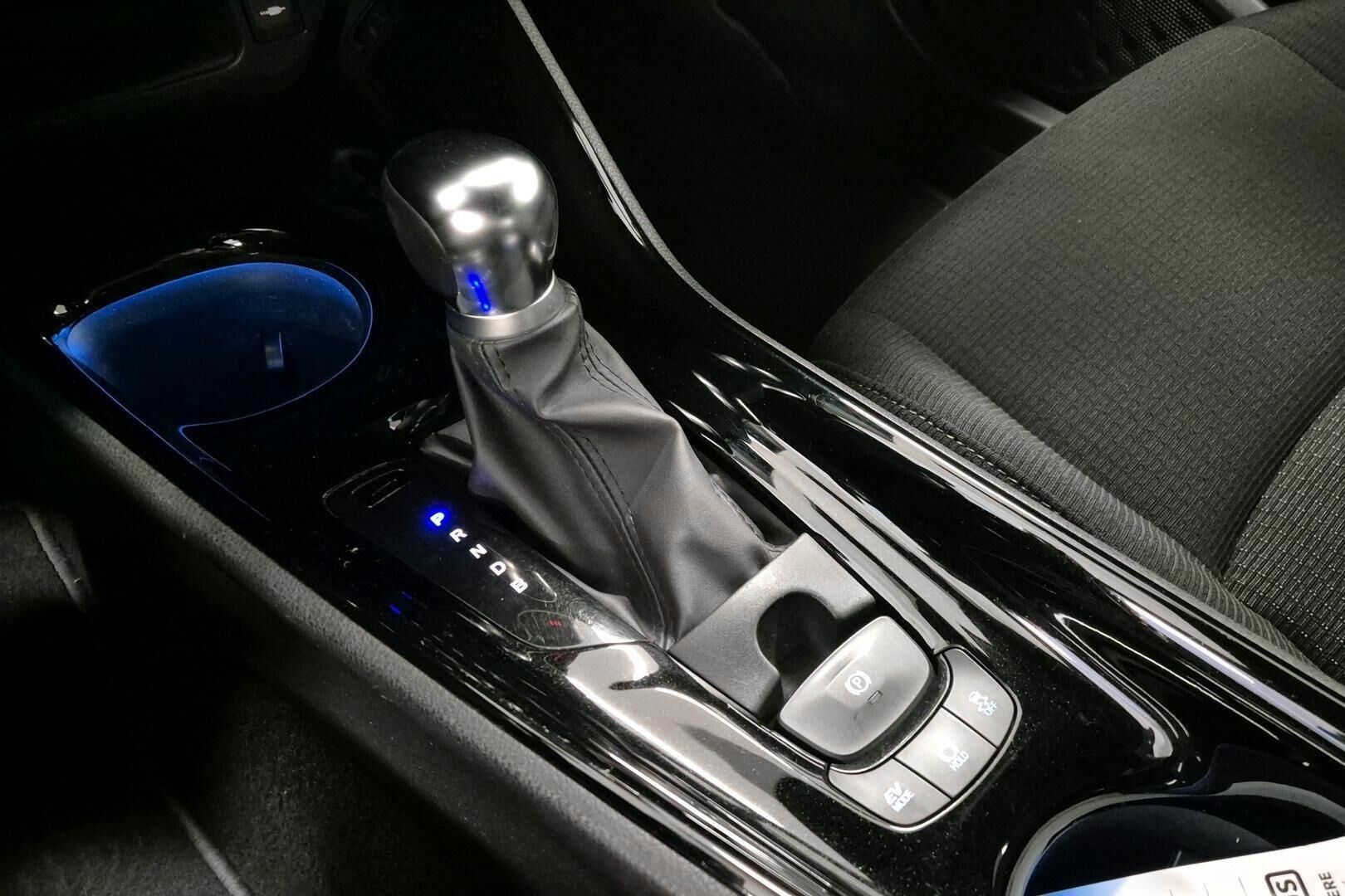 Toyota C-HR iso kuva 16