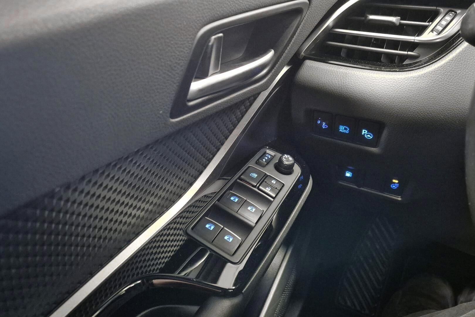 Toyota C-HR iso kuva 20