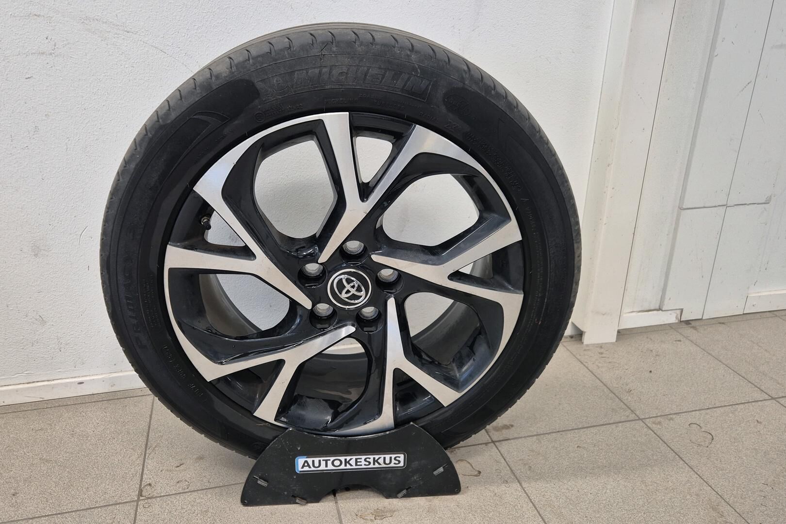 Toyota C-HR iso kuva 23