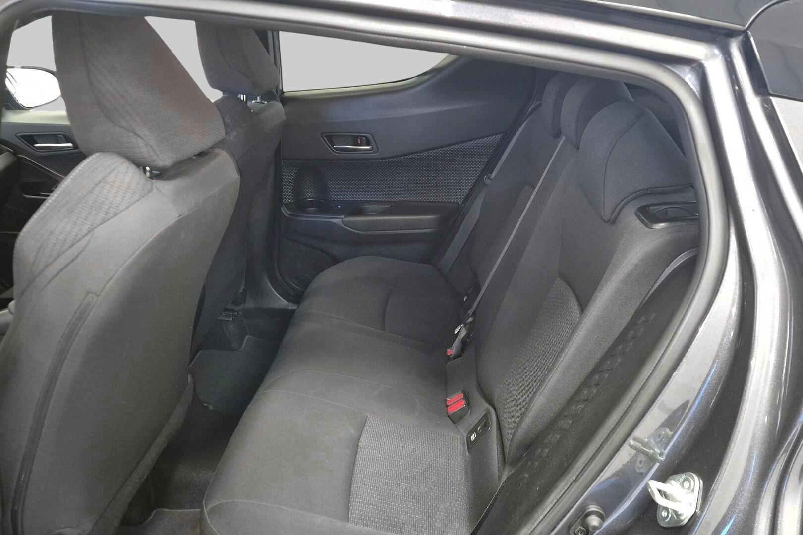 Toyota C-HR iso kuva 9