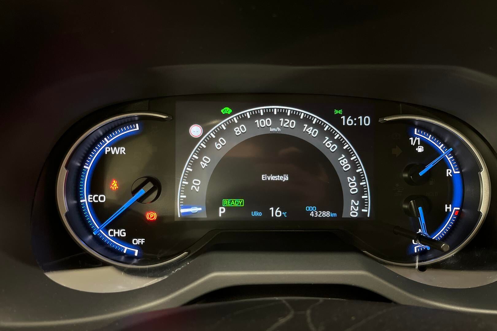 Toyota RAV4 iso kuva 13