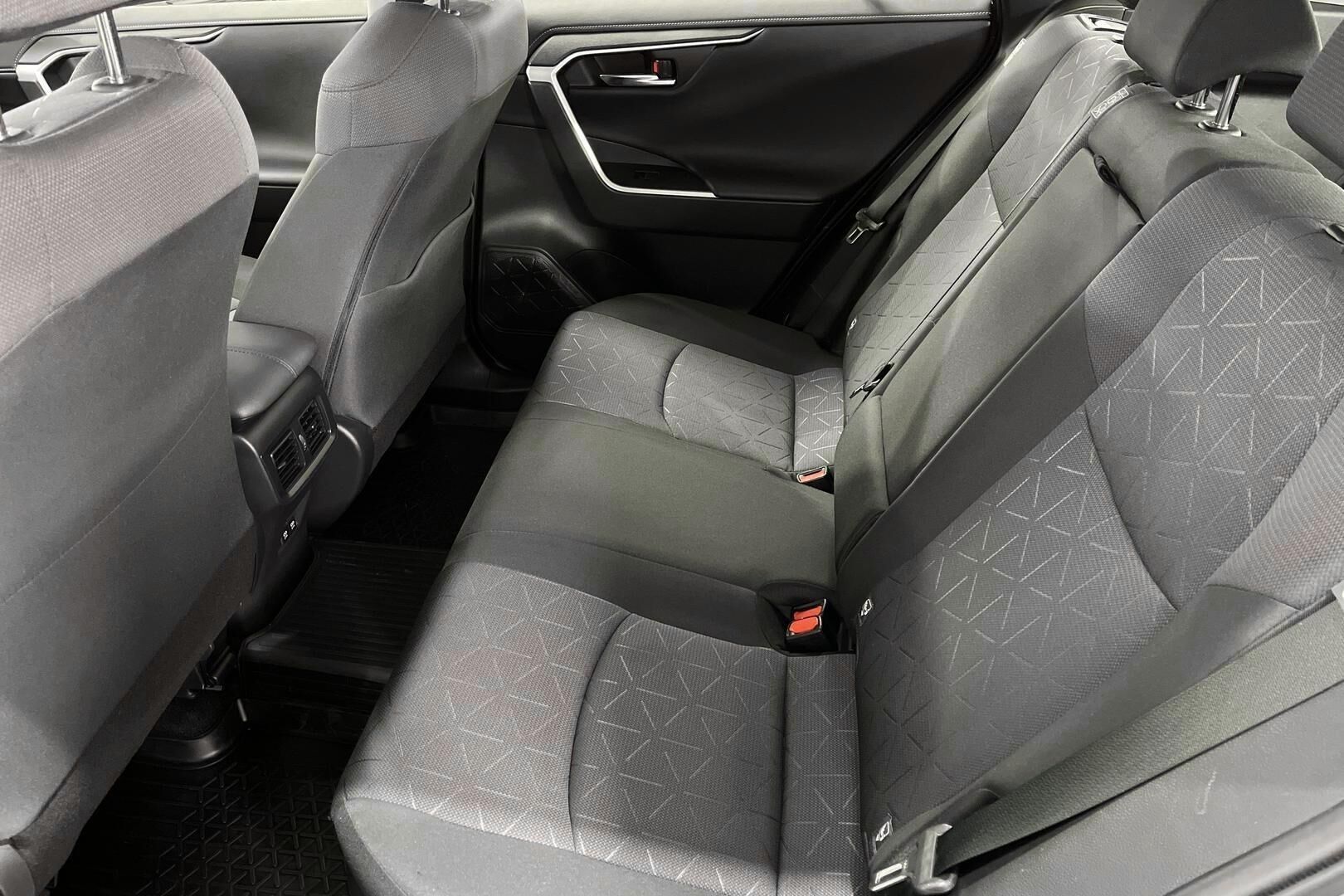 Toyota RAV4 iso kuva 9