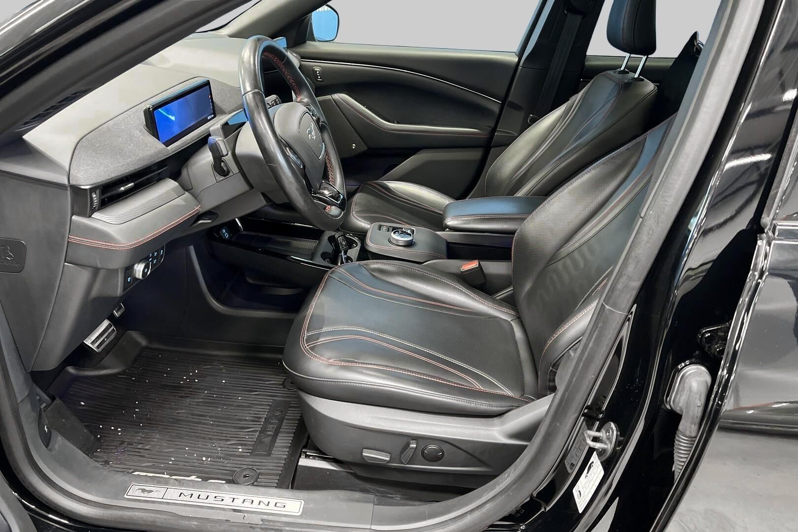 Ford Mustang Mach-E iso kuva 7