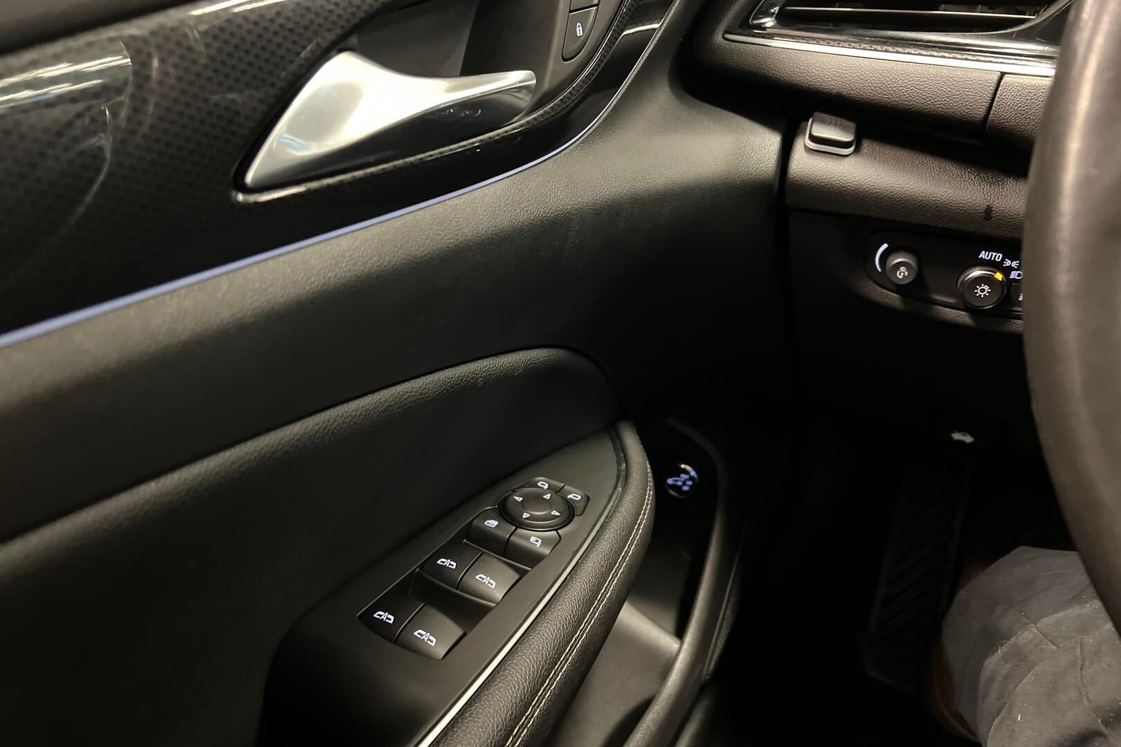 Opel Insignia iso kuva 15