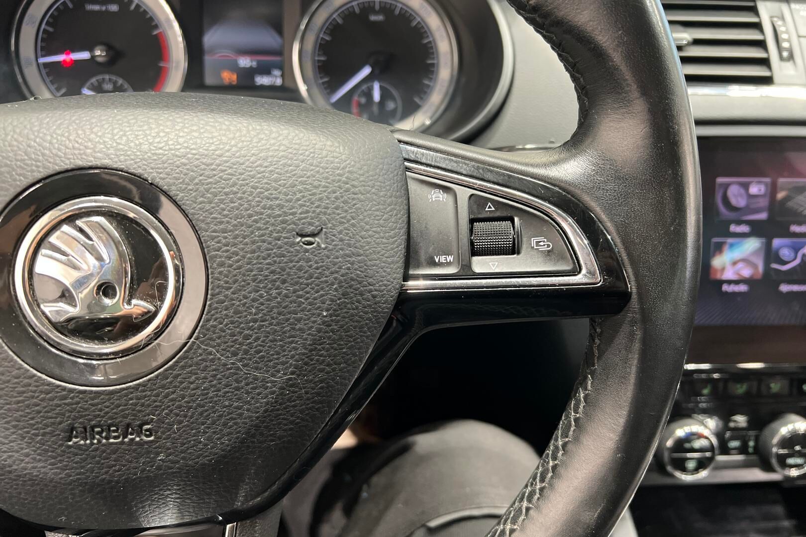 Skoda Octavia iso kuva 2