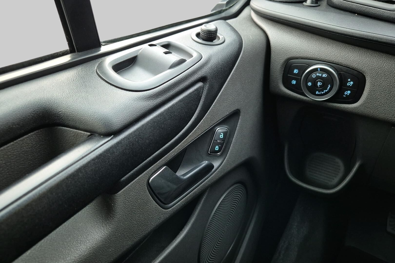 Ford Transit Custom iso kuva 15