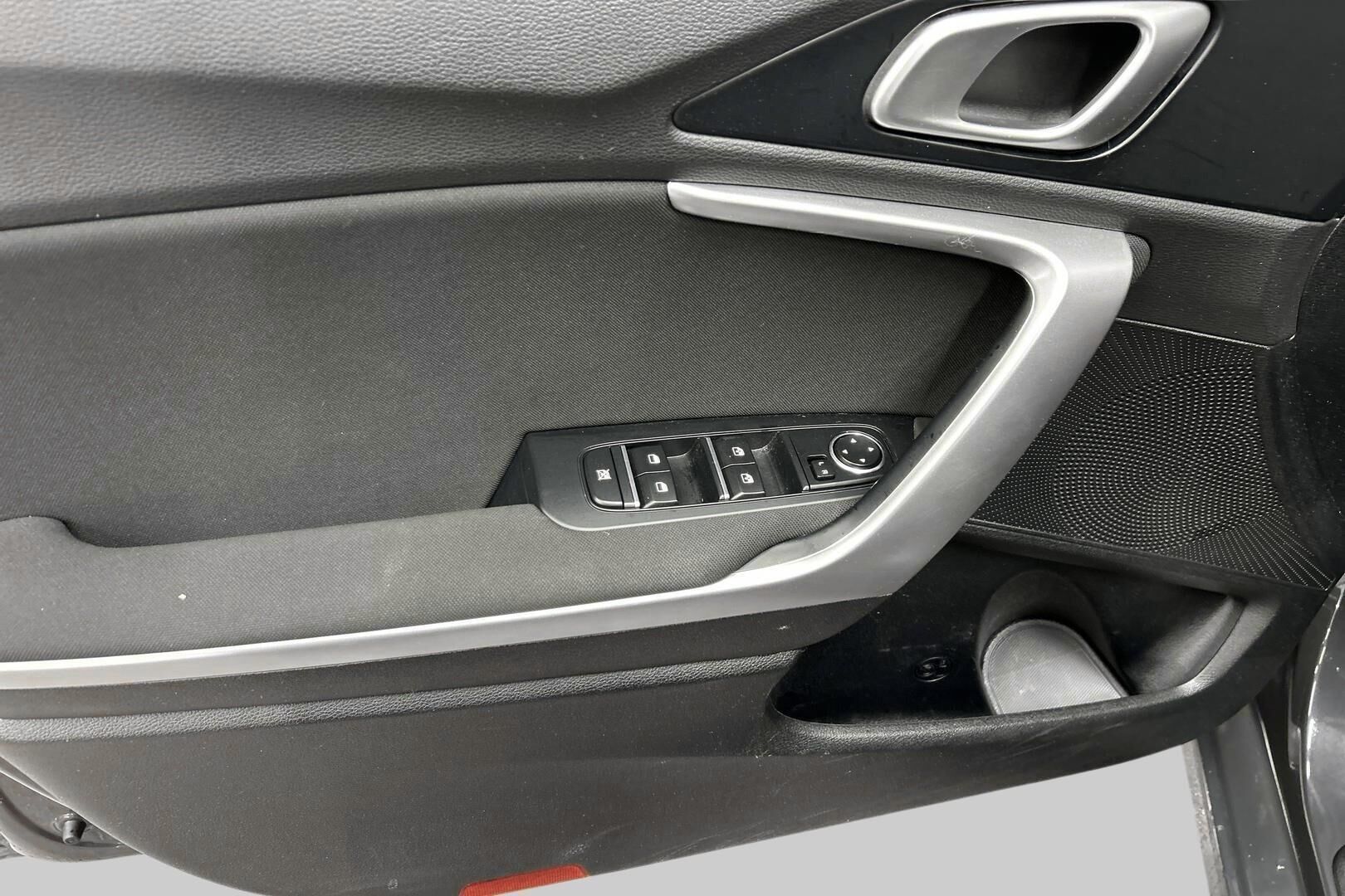 Kia Ceed iso kuva 14