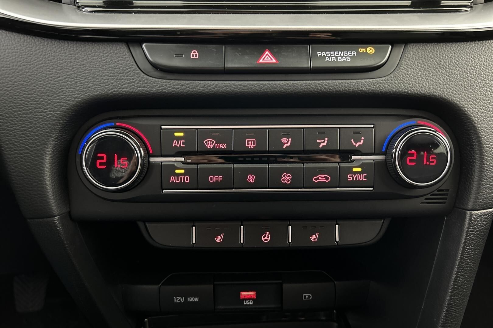 Kia Ceed iso kuva 24