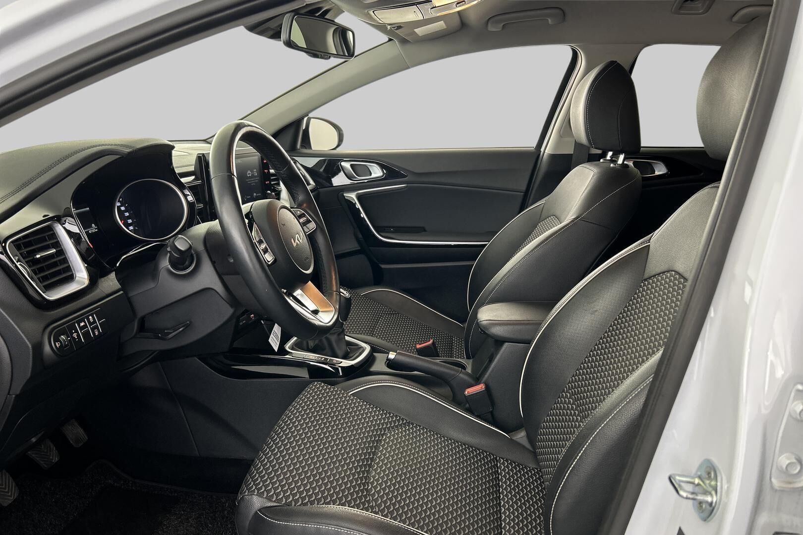 Kia Ceed iso kuva 8