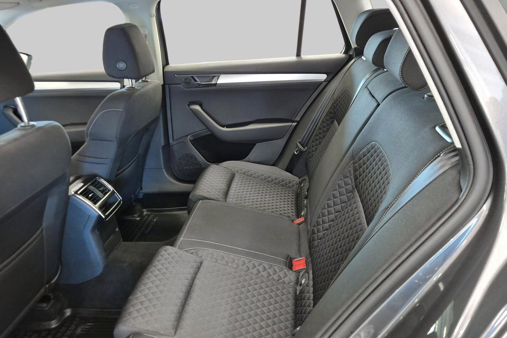 Skoda Superb iso kuva 10