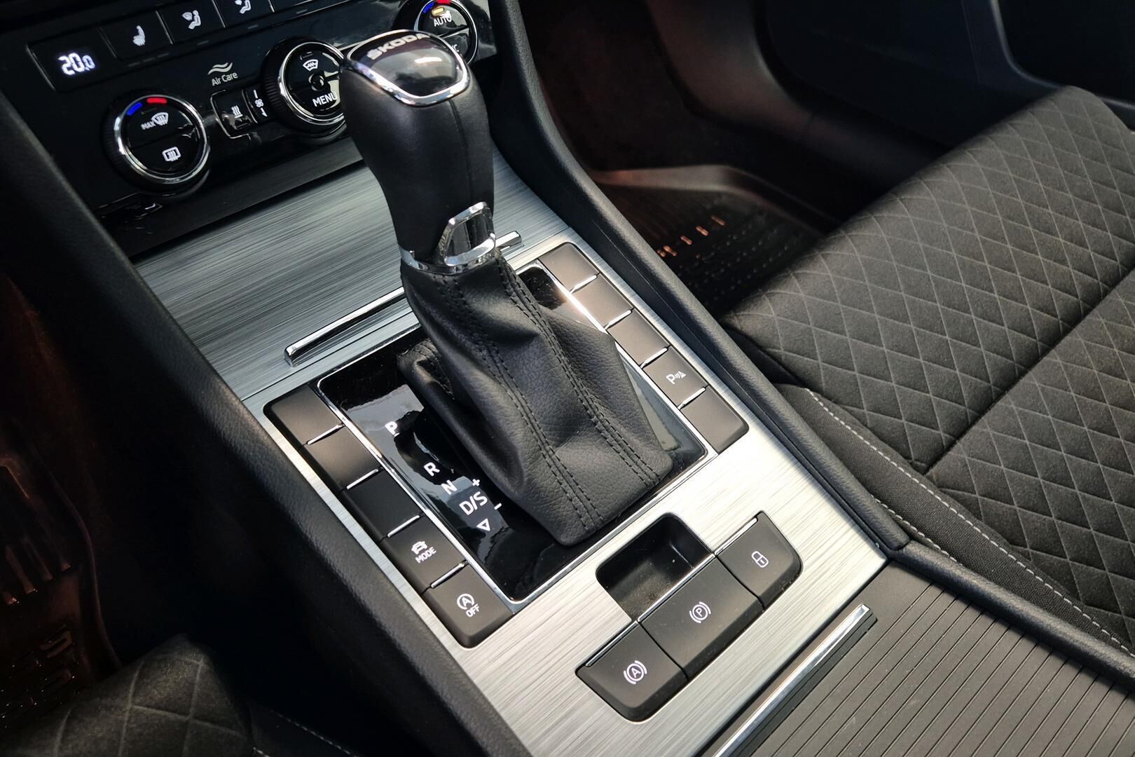 Skoda Superb iso kuva 17