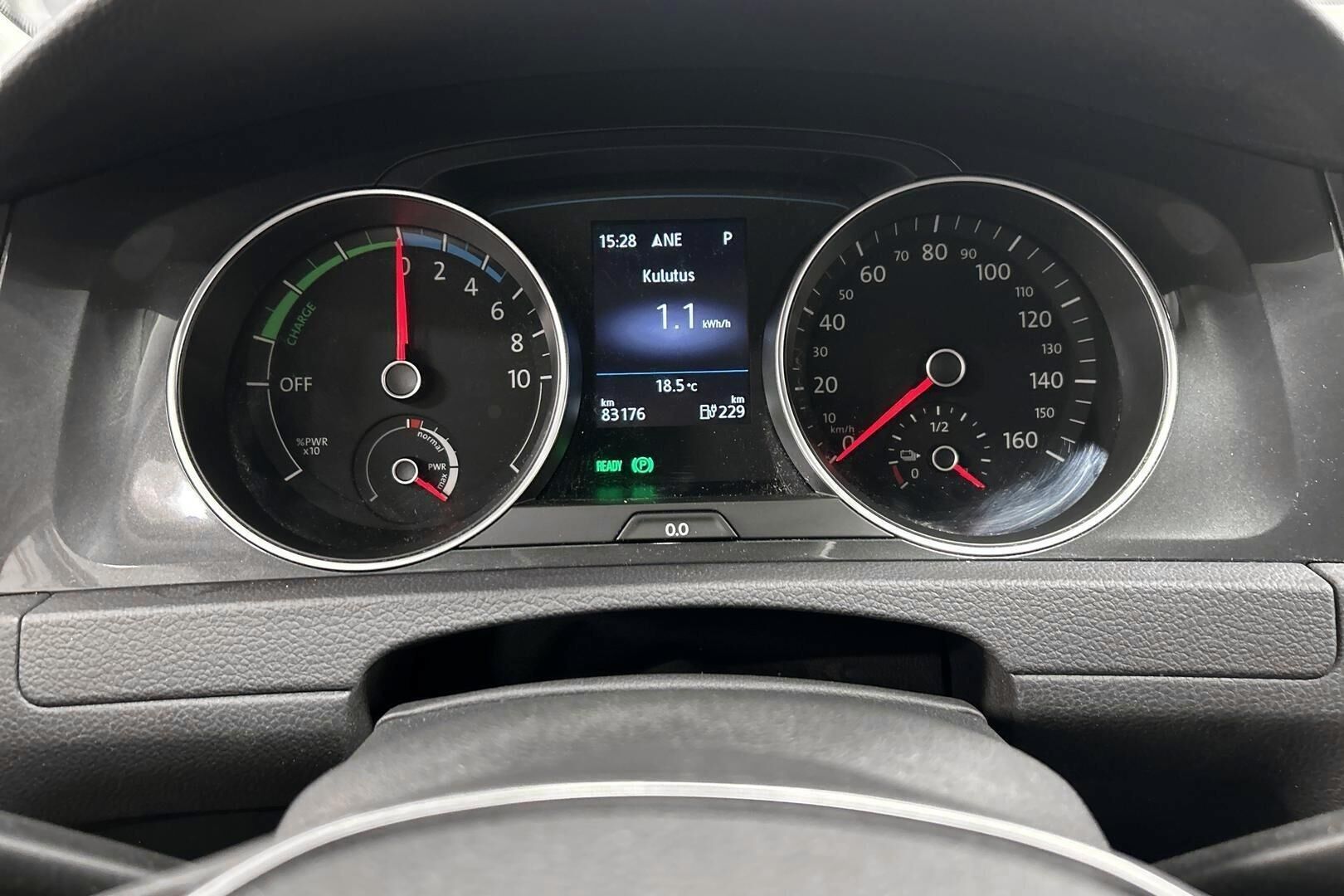 Volkswagen Golf iso kuva 15