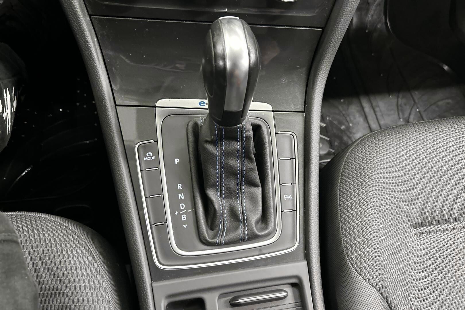 Volkswagen Golf iso kuva 18