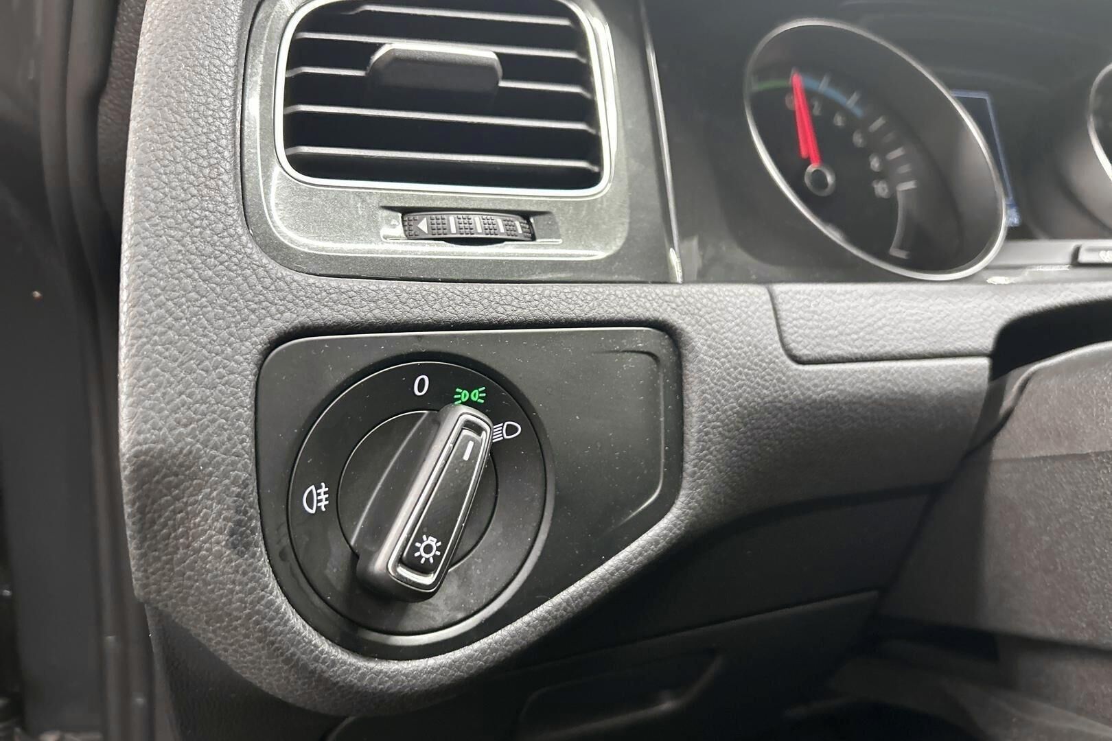 Volkswagen Golf iso kuva 19