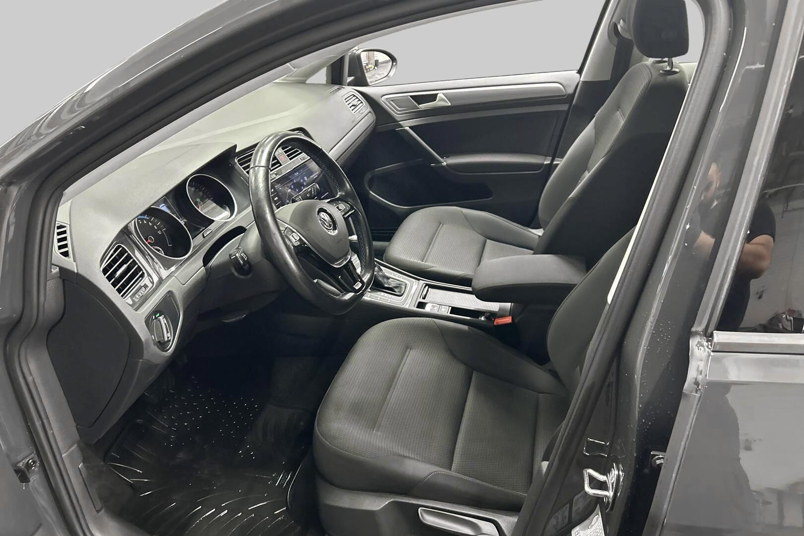 Volkswagen Golf iso kuva 13