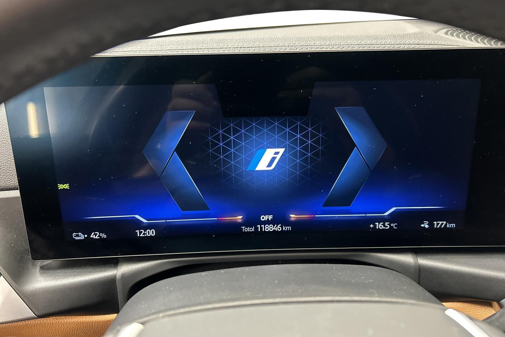 BMW i4 iso kuva 14