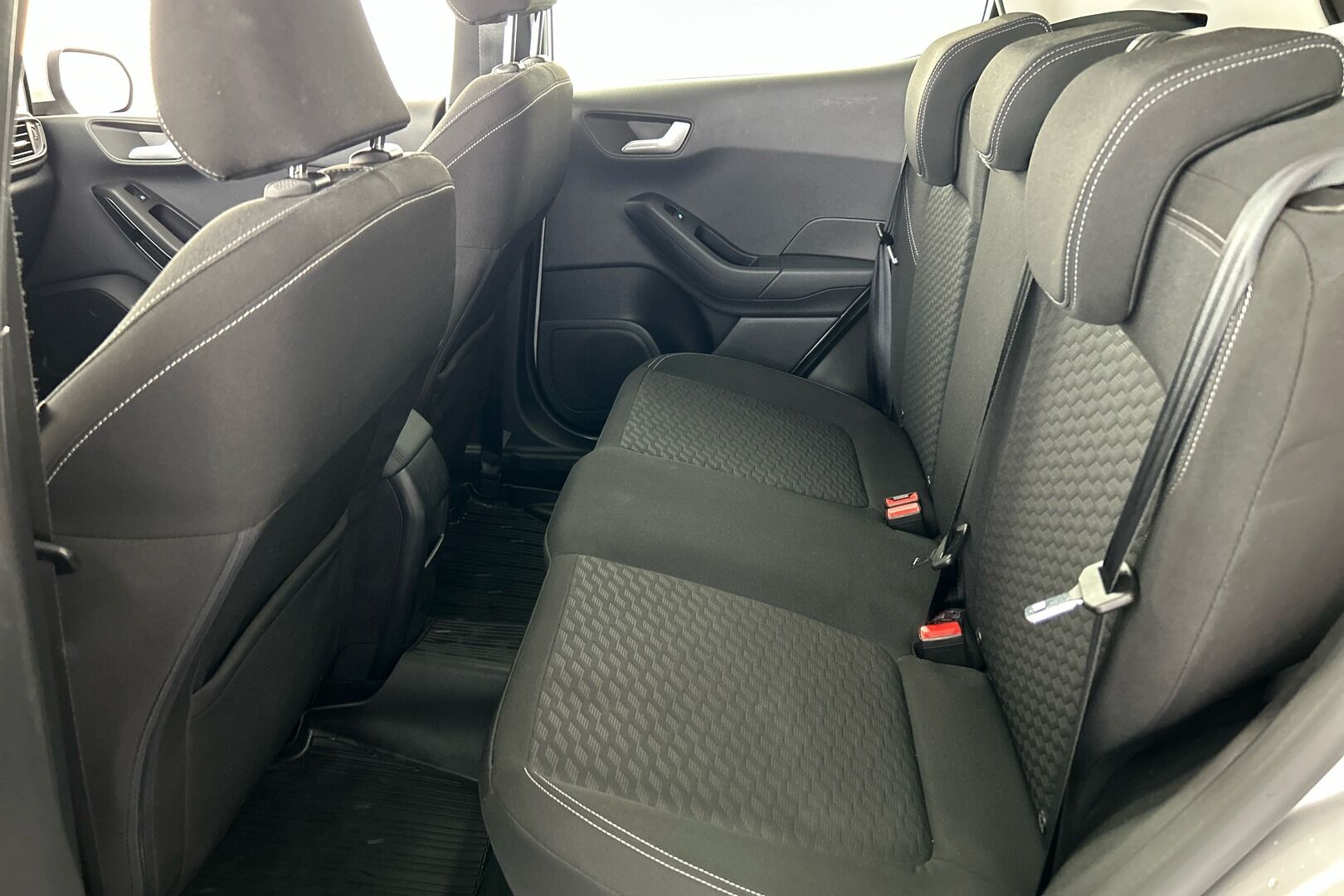 Ford Fiesta iso kuva 8