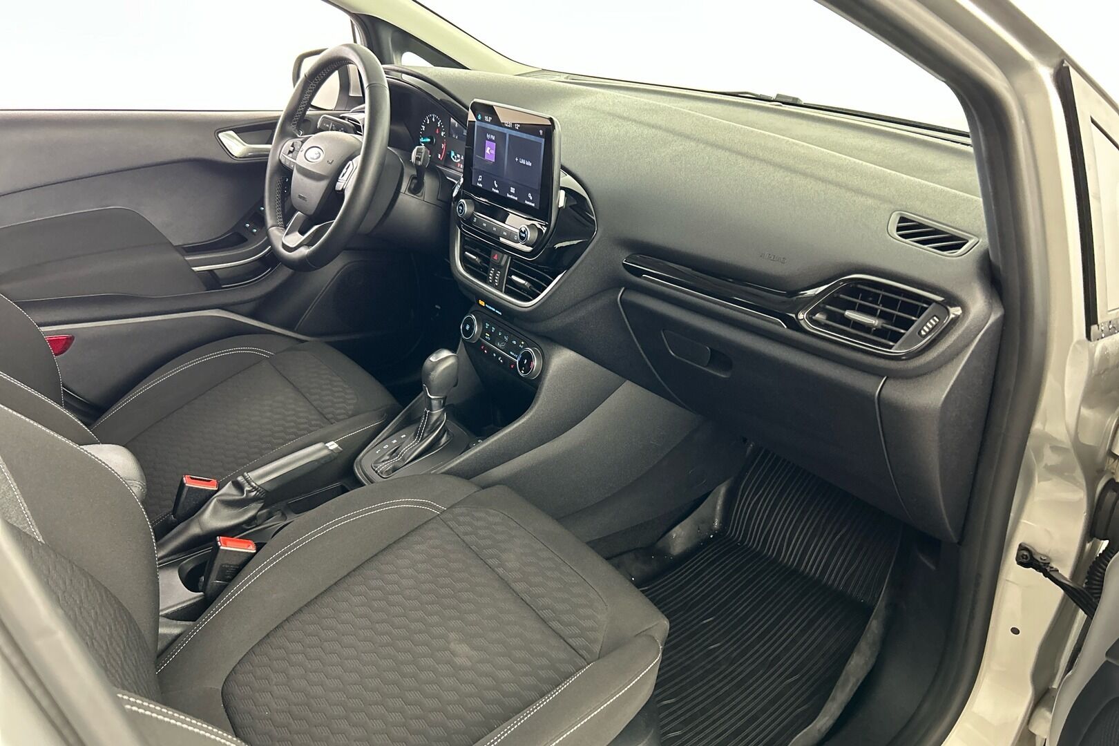 Ford Fiesta iso kuva 8