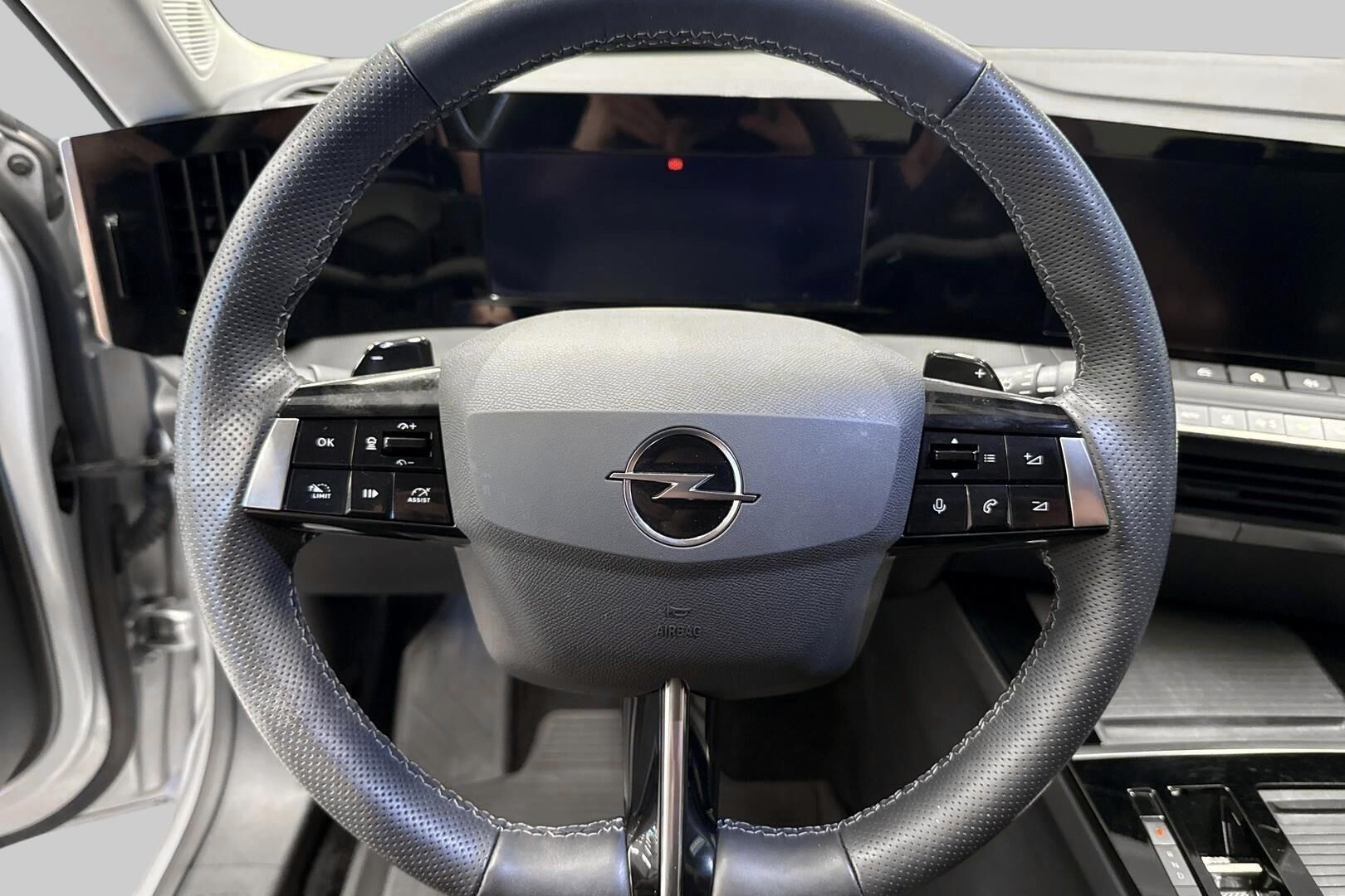 Opel Astra iso kuva 16