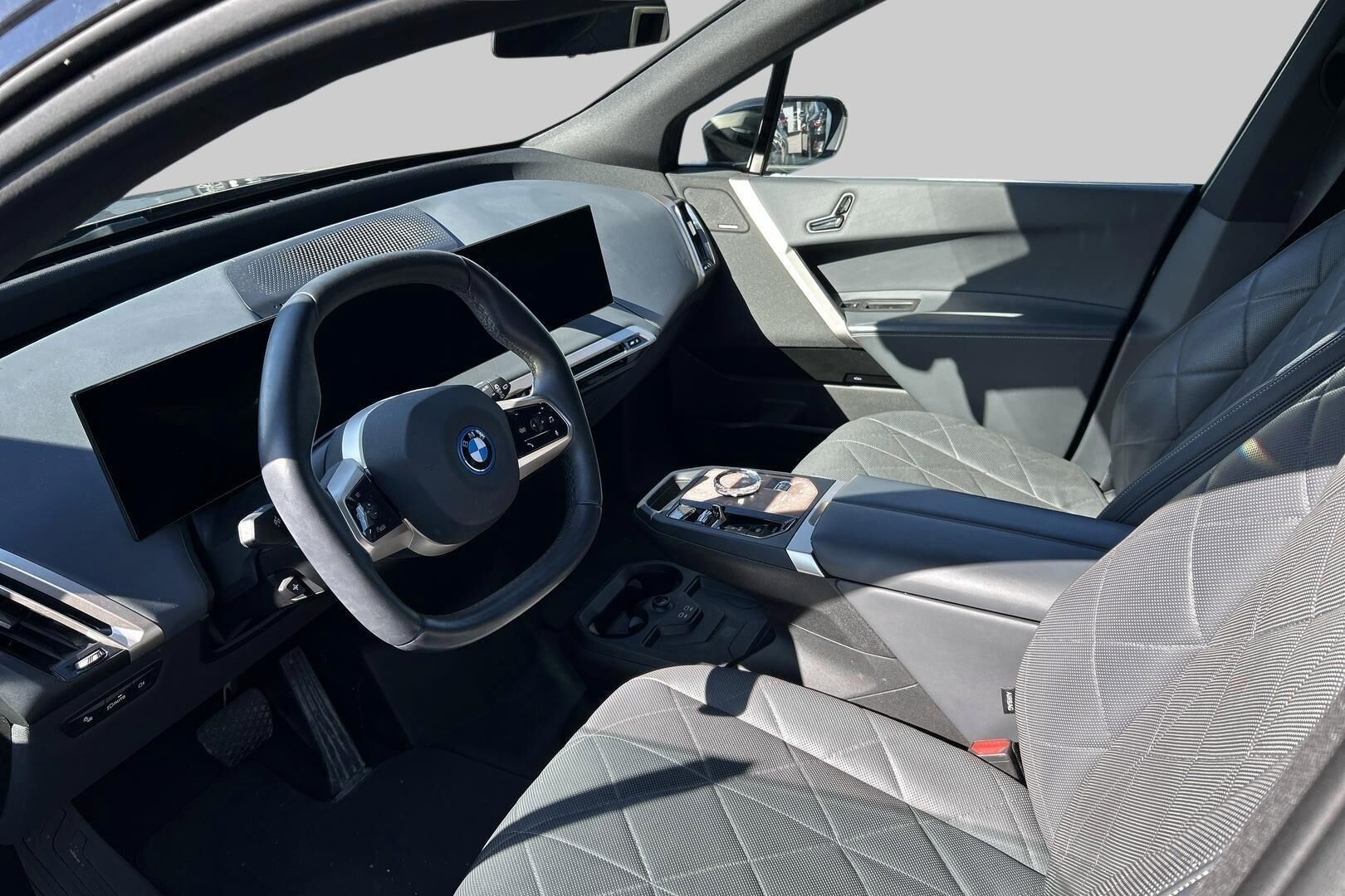 BMW iX iso kuva 1